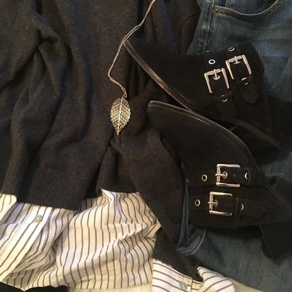 Sweater w/ pinstripe bottom top